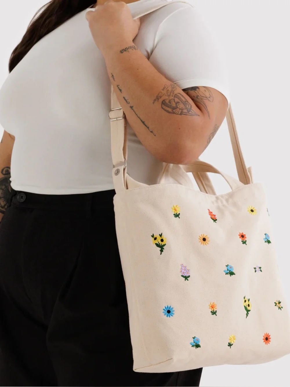 BAGGU / The Embroidered Ditsy Floral Duck Tote Bag - Picture 4 of 9